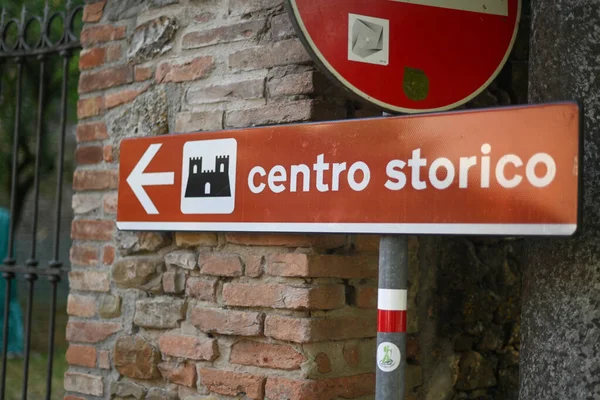 İtalya trafik levhasından tarihi merkeze ok ve kale ikonu, sentro storico metni ile.