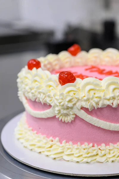 Rosarote Cupcake Für Geburtstagsfeier Glättmaschine Mit Spachtel Handschuhe Der Professionellen — Stockfoto