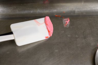 Profesyonel mutfakta pasta dekorasyonu için pasta şefi stil kırmızı tereyağı kremi.