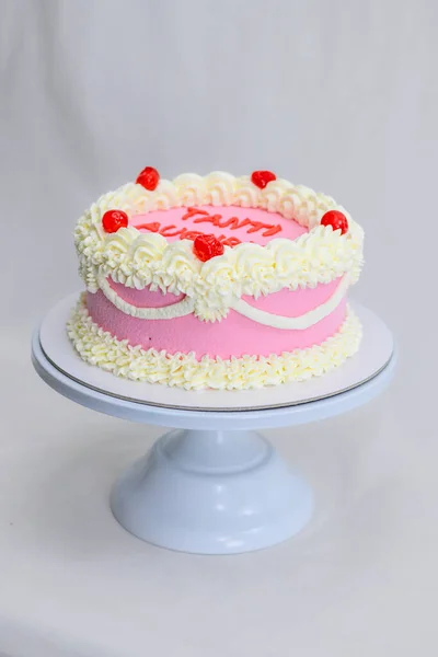 Pastel Rojo Rosado Para Celebración Del Cumpleaños Aislado Blanco Suavizando — Foto de Stock