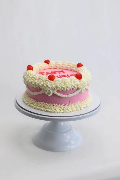 粉红杯蛋糕 用于生日庆祝活动 与白色隔离 平整的顶部与铲 戴着手套在专业厨房 — 图库照片
