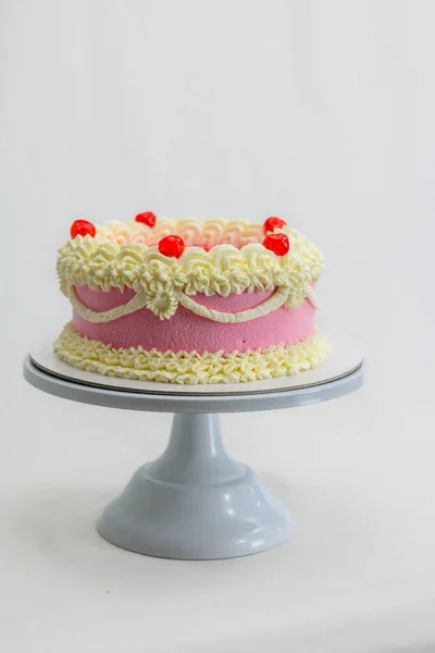 Doğum Günü Kutlaması Için Pembe Kırmızı Kek Beyaz Tenli Spatulayla — Stok fotoğraf