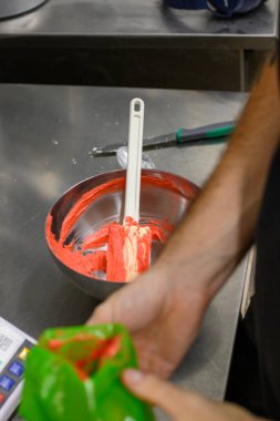 Profesyonel mutfakta pasta dekorasyonu için pasta şefi stil kırmızı tereyağı kremi.