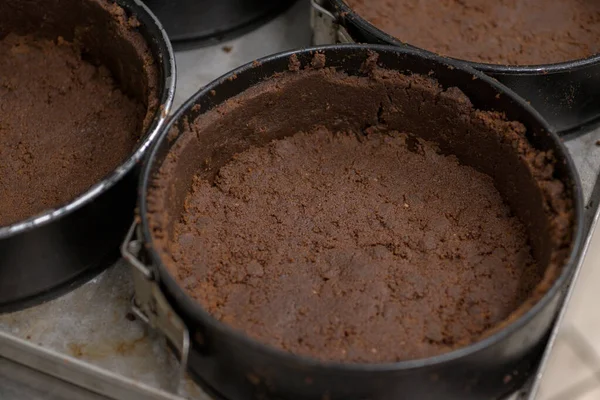 Pastelero Preparando Horneando Una Corteza Chocolate Grupo Para Pastel Queso — Foto de Stock
