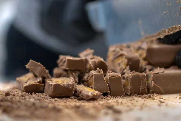 Шеф Повар Резки Шоколадный Шоколад Конфеты Приготовления Чизкейка Крупным Планом — стоковое фото