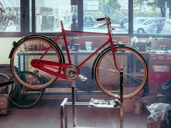 Tienda Bicicletas Reparación Mecánico Experto Artesano Reparaciones Expertas Restaurar Destrozar — Foto de Stock
