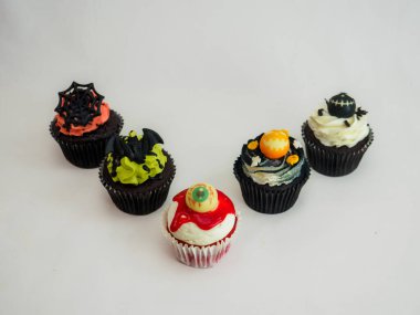 Beyaz renkte izole edilmiş korku cadılar bayramı temalı sanatsal kek seti.