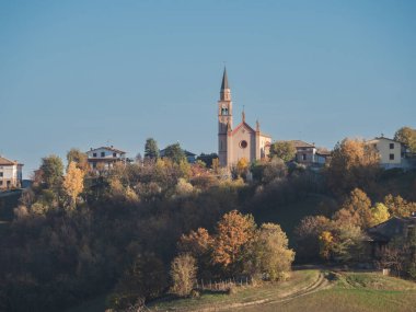 Arda Vadisi 'ndeki tepelerin günbatımında panoramik manzarası, Baccedasco Alto bölgesi, CastellArquato, İtalya Kasım ayı sonbaharında