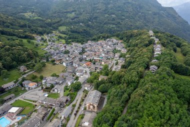Val di Chy ya da Valchiusella 'dan hava manzarası, Morainic Amfitiyatrosunun jeolojik oluşumu yüksek çözünürlüklü manzarası