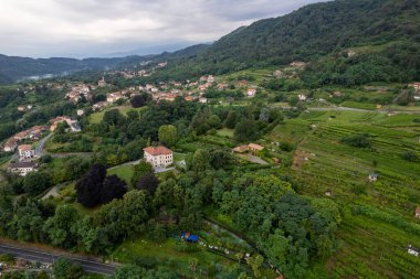 İtalya 'nın Piedmont kentindeki Ivrea yakınlarındaki Colleretto Giacosa köyünün insansız hava aracı panoraması.