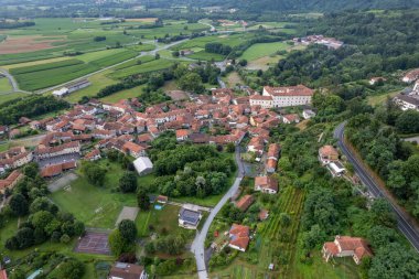 İtalya 'nın Piedmont kentindeki Ivrea yakınlarındaki Colleretto Giacosa köyünün insansız hava aracı panoraması.