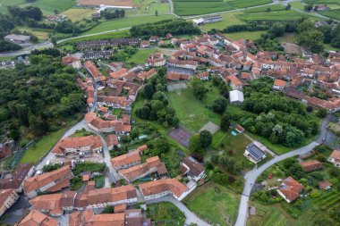 İtalya 'nın Piedmont kentindeki Ivrea yakınlarındaki Colleretto Giacosa köyünün insansız hava aracı panoraması.