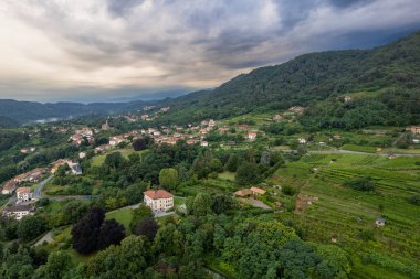 İtalya 'nın Piedmont kentindeki Ivrea yakınlarındaki Colleretto Giacosa köyünün insansız hava aracı panoraması.