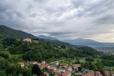 İtalya 'nın Piedmont kentindeki Ivrea yakınlarındaki Colleretto Giacosa köyünün insansız hava aracı panoraması.