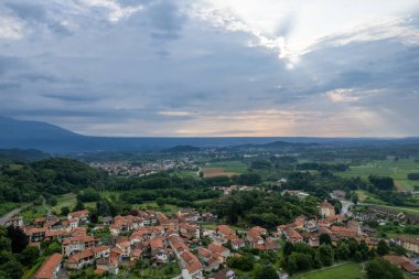 İtalya 'nın Piedmont kentindeki Ivrea yakınlarındaki Colleretto Giacosa köyünün insansız hava aracı panoraması.