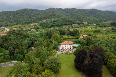 İtalya 'nın Piedmont kentindeki Ivrea yakınlarındaki Colleretto Giacosa köyünün insansız hava aracı panoraması.