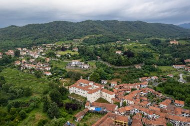 İtalya 'nın Piedmont kentindeki Ivrea yakınlarındaki Colleretto Giacosa köyünün insansız hava aracı panoraması.