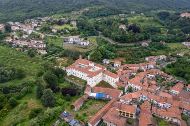 İtalya 'nın Piedmont kentindeki Ivrea yakınlarındaki Colleretto Giacosa köyünün insansız hava aracı panoraması.