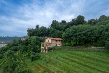 İtalya 'nın Piedmont kentindeki Ivrea yakınlarındaki Colleretto Giacosa köyünün insansız hava aracı panoraması.