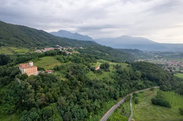 İtalya 'nın Piedmont kentindeki Ivrea yakınlarındaki Colleretto Giacosa köyünün insansız hava aracı panoraması.