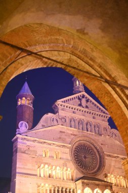 Cremona Santa Maria Assunta Katedrali Piazza Duomo 'da geceleyin yüksek çözünürlüklü görüntü