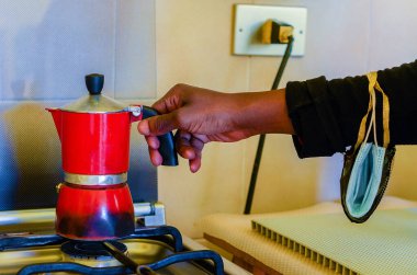 Afro saçlı genç siyah bir kız. Saç stili. Annesiyle kahvaltı yapıyor.