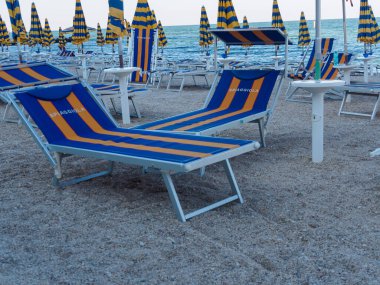 Numana, İtalya - 6 Haziran 2023 Baharda plaj sahnesi, Adriyatik Denizi Numana, Le Marche, İtalya yüksek çözünürlüklü görüntü
