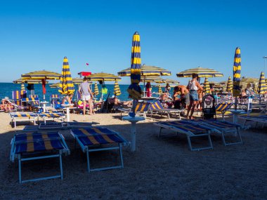 Numana, İtalya - 6 Haziran 2023 Baharda plaj sahnesi, Adriyatik Denizi Numana, Le Marche, İtalya yüksek çözünürlüklü görüntü