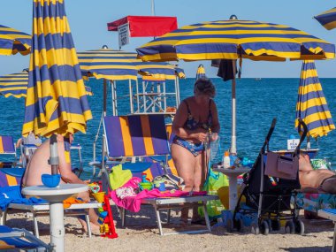 Numana, İtalya - 6 Haziran 2023 Baharda plaj sahnesi, Adriyatik Denizi Numana, Le Marche, İtalya yüksek çözünürlüklü görüntü