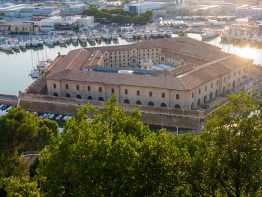 Ancora limanının manzarası, Le Marche, İtalya ilkbahar günbatımında yüksek çözünürlüklü görüntü