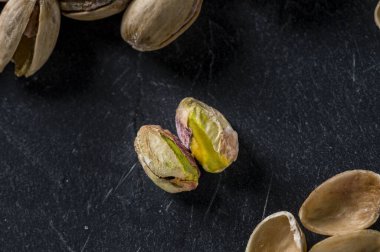 Sicilya Stüdyosu 'ndan İtalyan fıstıkları siyah taş arka planda çekim yaptı.