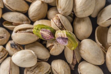 Sicilya Stüdyosu 'ndan İtalyan fıstıkları siyah taş arka planda çekim yaptı.