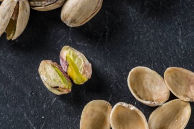 Sicilya Stüdyosu 'ndan İtalyan fıstıkları siyah taş arka planda çekim yaptı.