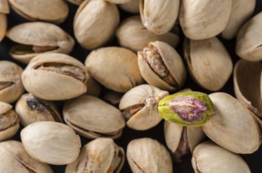 Sicilya Stüdyosu 'ndan İtalyan fıstıkları siyah taş arka planda çekim yaptı.