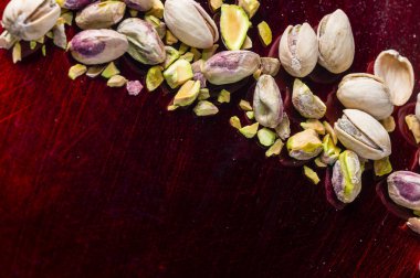 Sicilya Stüdyosu 'ndan İtalyan fıstıkları siyah taş arka planda çekim yaptı.