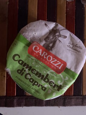 Cremona, İtalya - 22 Ocak 2024 İtalyan Camembert keçi peyniri ahşap arka planda