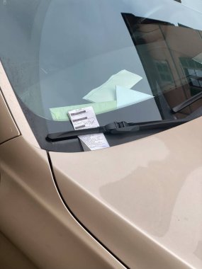 Cremona, İtalya - 12 Şubat 2024 Sokakta park etmiş bir araba ön camında parmak izi var.