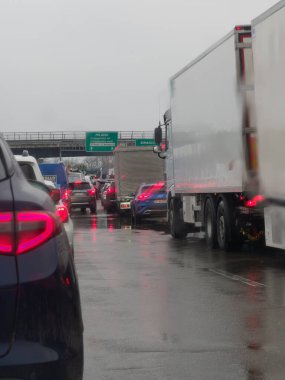 Milan, İtalya - 26 Nisan 2023 Trafik sıkışıklığı Ön planda bir navigasyon cihazı olan bir gişeye yaklaşıyor, A1 karayolu