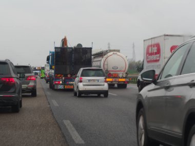 Milan, İtalya - 26 Nisan 2023 Trafik sıkışıklığı Ön planda bir navigasyon cihazı olan bir gişeye yaklaşıyor, A1 karayolu