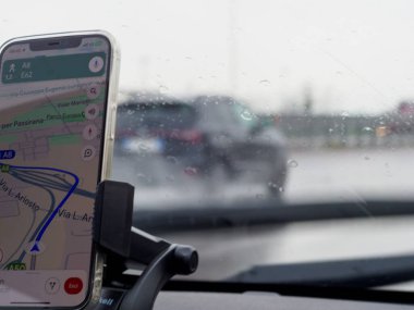 Milan, İtalya - 26 Nisan 2023 Akıllı telefon navigasyon sistemi olan bir arabanın içinden görüntüleme