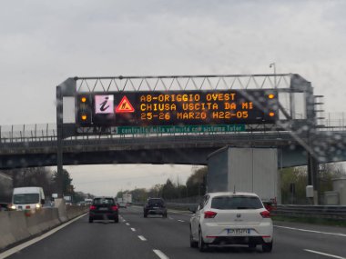 Milan, İtalya - 26 Nisan 2023 Bulutlu koşullar altında bir otoyolda dolaşımı Milano, İtalya yakınlarındaki A1 A8 karayolu