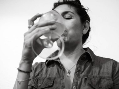 Sıcak bir restoranda beyaz şarabı değerlendiren kadın şarap garsonu. Zevk ve uzmanlık yayıyor. Kutlamalar ya da aperatifler için mükemmel. Şarap sevenlerin şerefine..