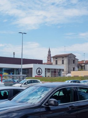 Cremona, İtalya - 27 Mayıs 2024 Modern Europsar süpermarket binası eski mimari ve çan kulesi Torrazzo ile çelişiyor.