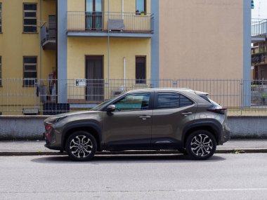 Cremona, İtalya - 27 Mayıs 2024 Toyota Yaris Cross SUv Croosover Sleek ve modern kompakt SUv sakin bir konut caddesinde park etmiş, şık tasarımı ve kentsel pratikliğini sergiliyor