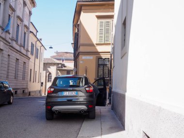 Cremona, İtalya - 27 Mayıs 2024 Yaya geçişlerindeki yaygın trafik ihlalini vurgulayarak, yürüyen insanlar için güvenlik tehlikesi yarattı