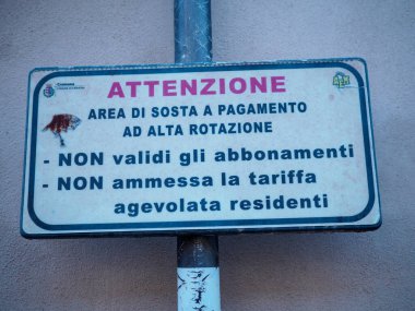 Cremona, İtalya - 27 Mayıs 2024 Kurallar ve yönetmelikler hakkında bilgi veren bu işaret, park yeri arayan sürücülere önemli ayrıntıları iletiyor