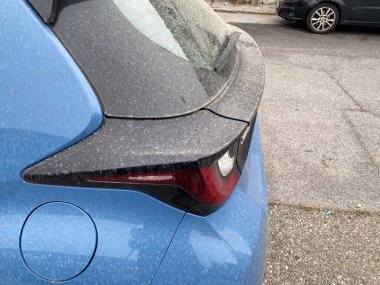 Cremona, İtalya - 9 Haziran 2024 Kentsel bir çevrede kum ve toz kaplı gri bir arabanın ayrıntıları