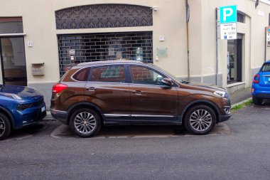 Cremona, İtalya - Haziran 2024 Brown DR SUv bir İtalyan şehrinde asfalt sokağa park etti