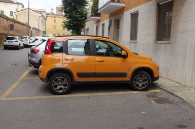 Cremona, İtalya - Haziran 2024 Orange Fiat Panda yürüyüşü bir İtalyan kasabasının otoparkına park edilmiştir.