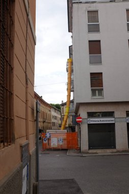 Cremona, İtalya - Haziran 2024 İtalyan kentindeki inşaat çalışmaları sırasında asılı duran turuncu plastik baca